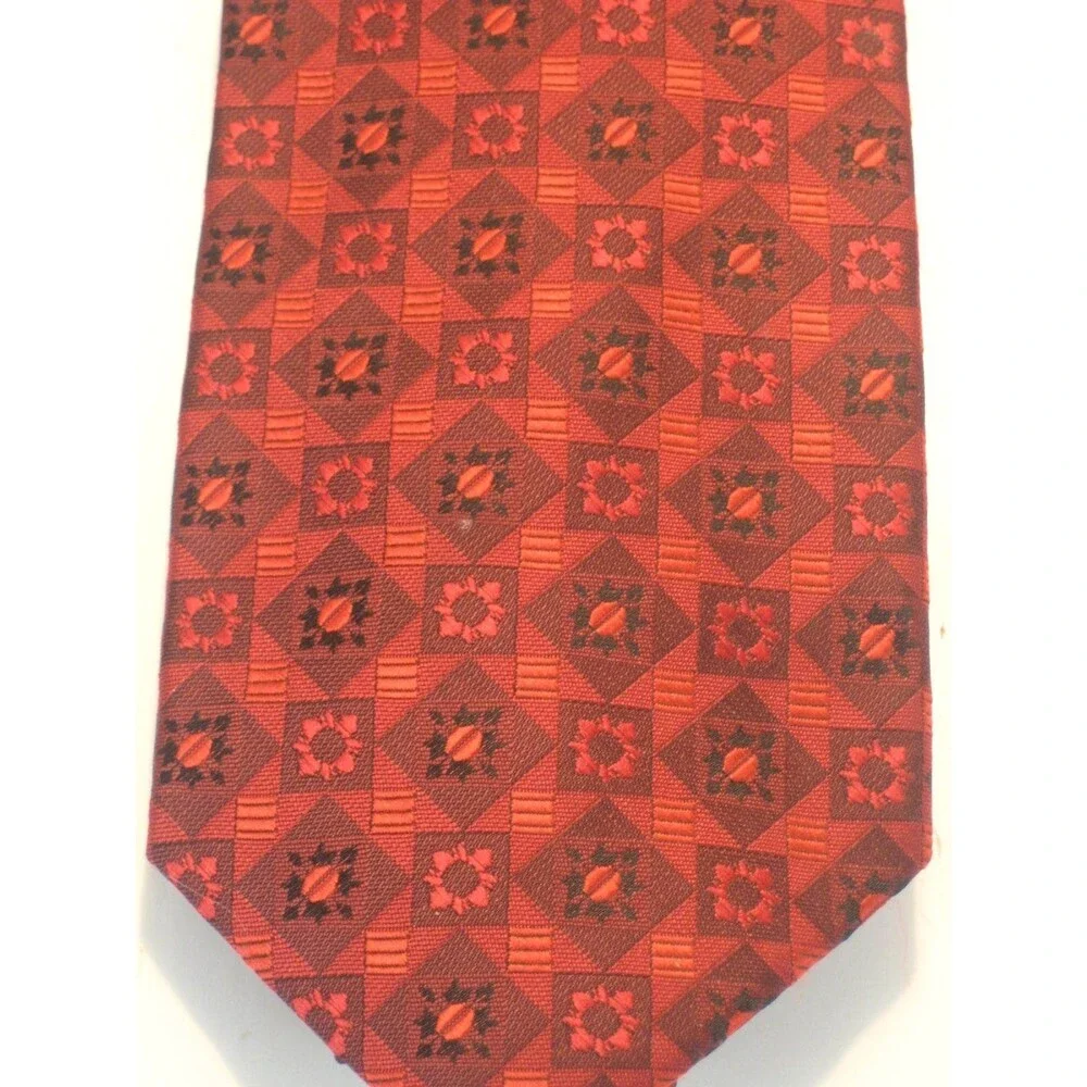 NWOT Pravata 100% Microfibre Geometric  Design Necktie